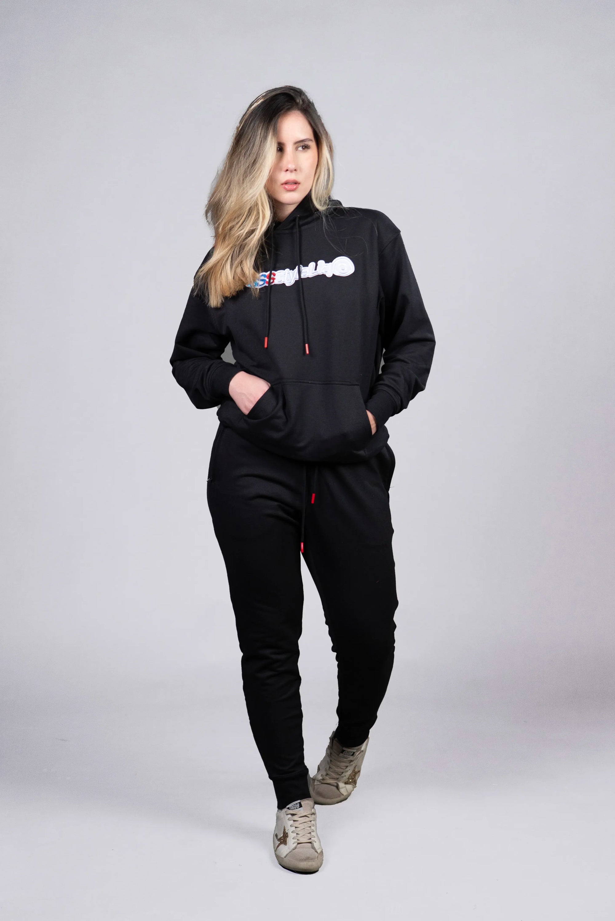 Hoodie Negro con Estampado y Detalles en Rojo (Mujer)