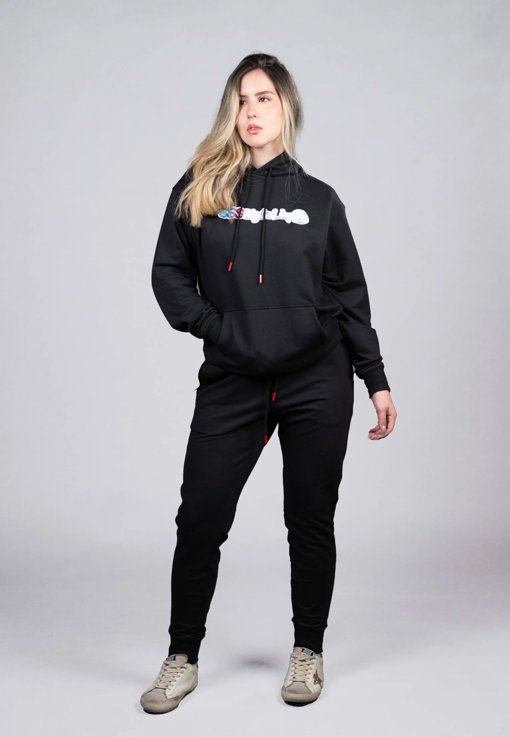 Hoodie Negro con Estampado y Detalles en Rojo (Mujer)