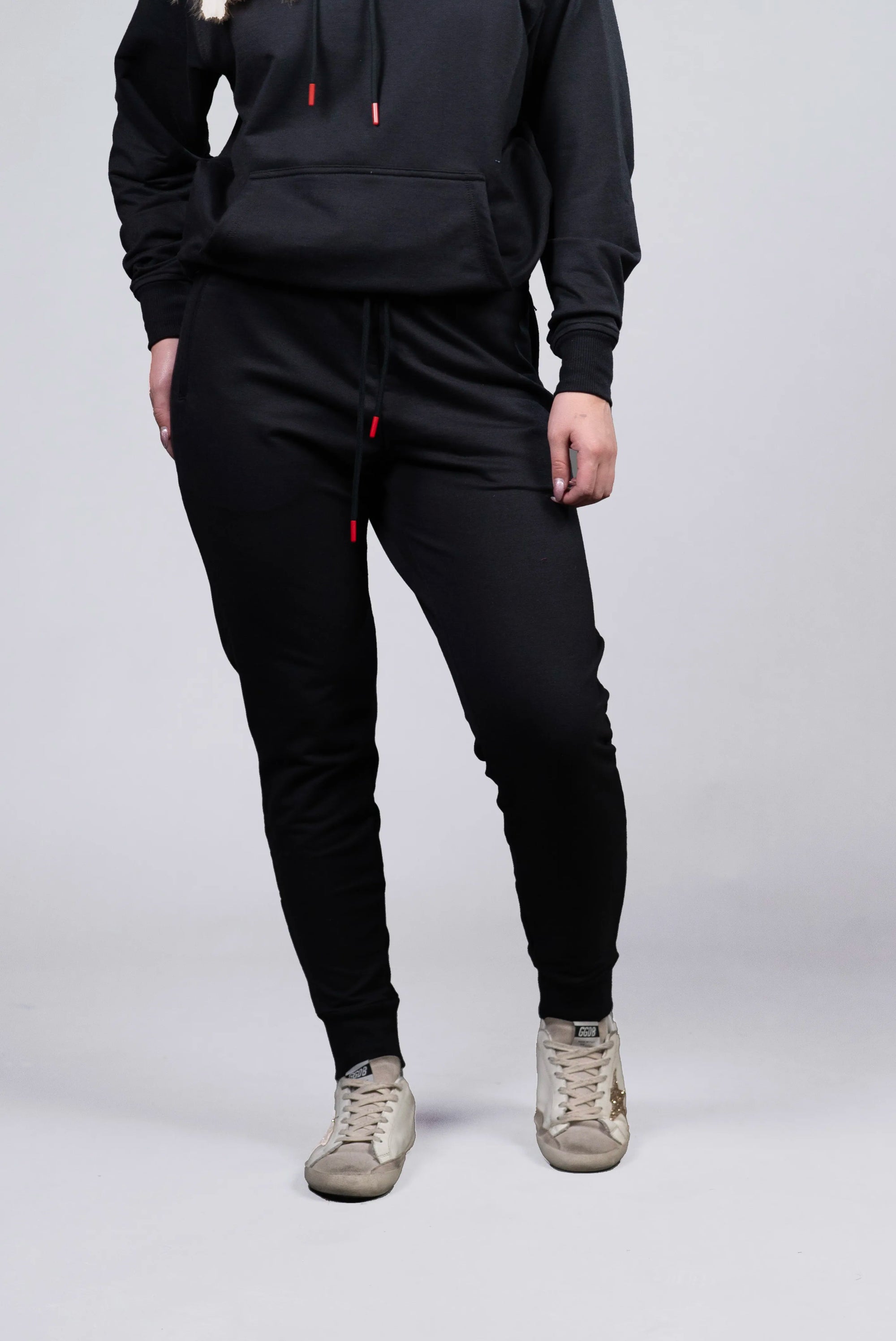 Jogger Negro con Detalles en Puntera Rojo