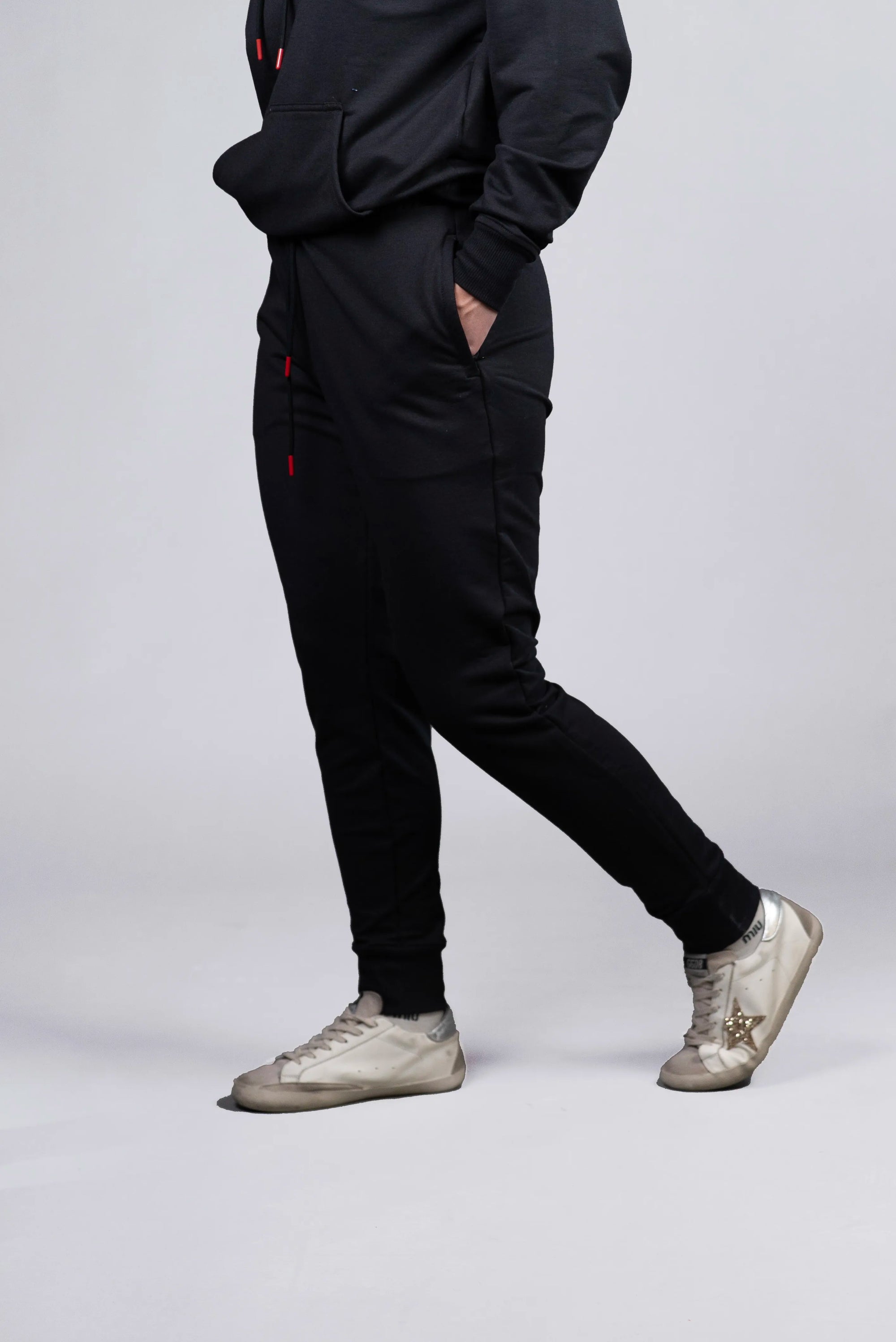 Jogger Negro con Detalles en Puntera Rojo