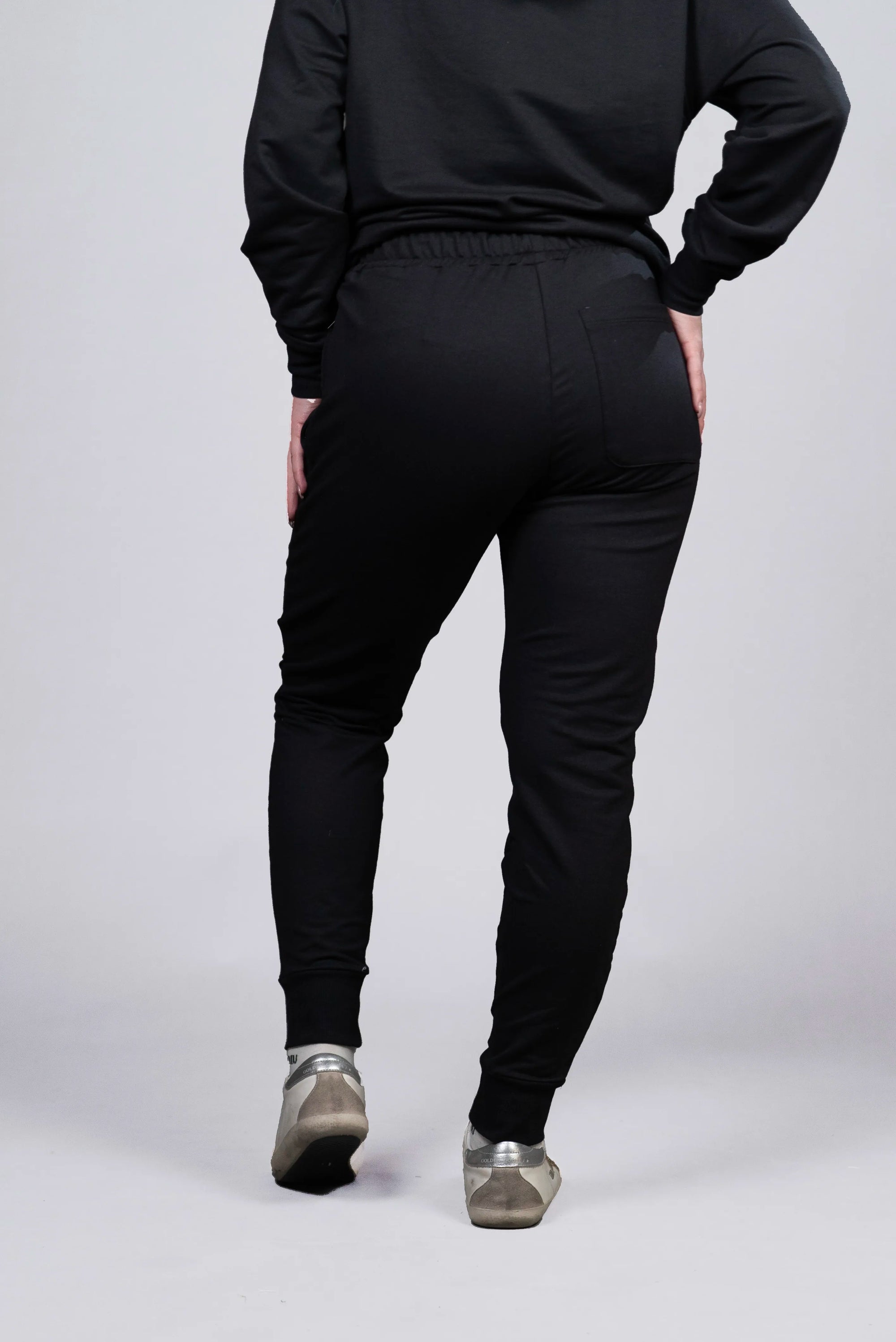 Jogger Negro con Detalles en Puntera Rojo