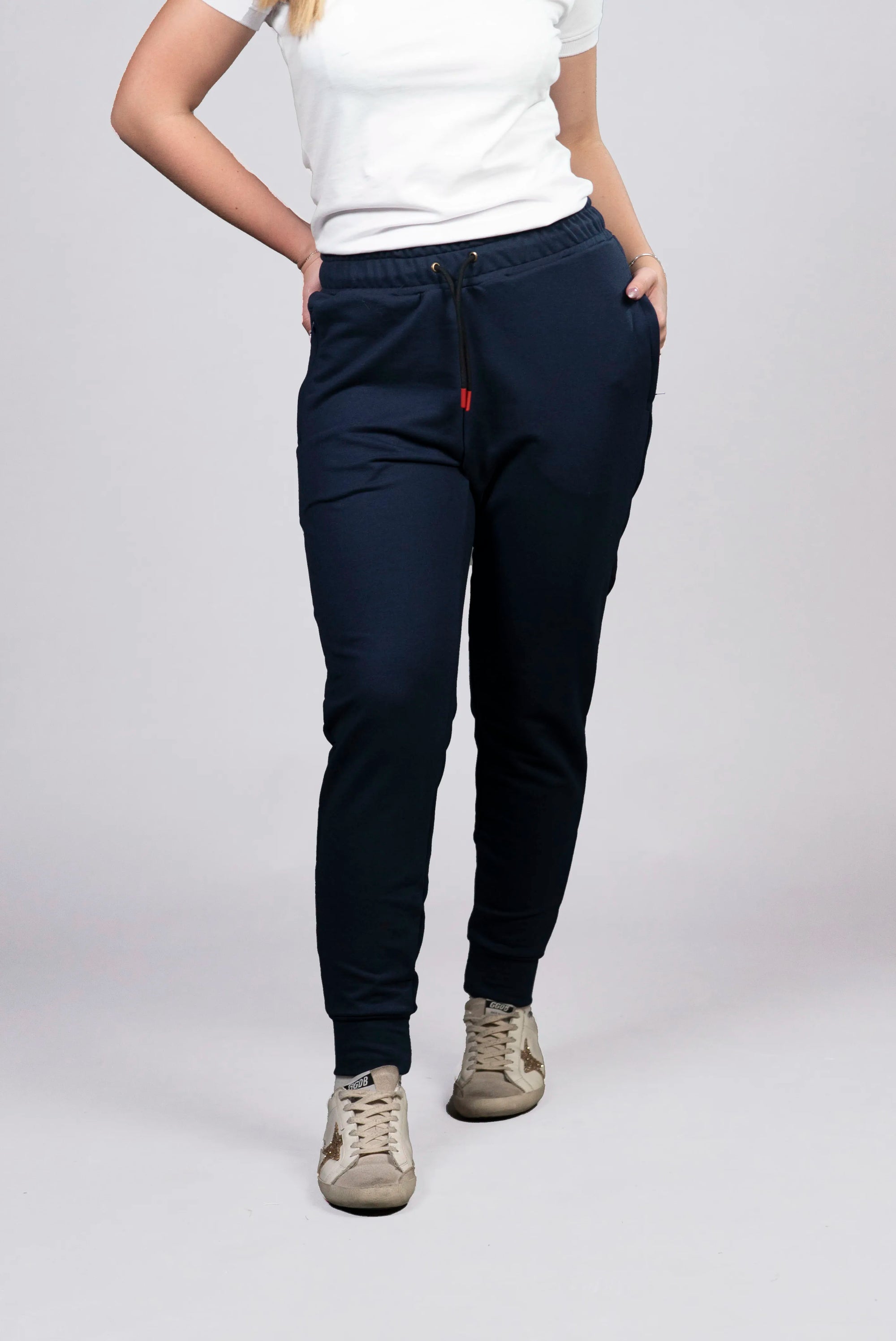 Jogger Azul Marino con Detalles en Rojo (Mujer)