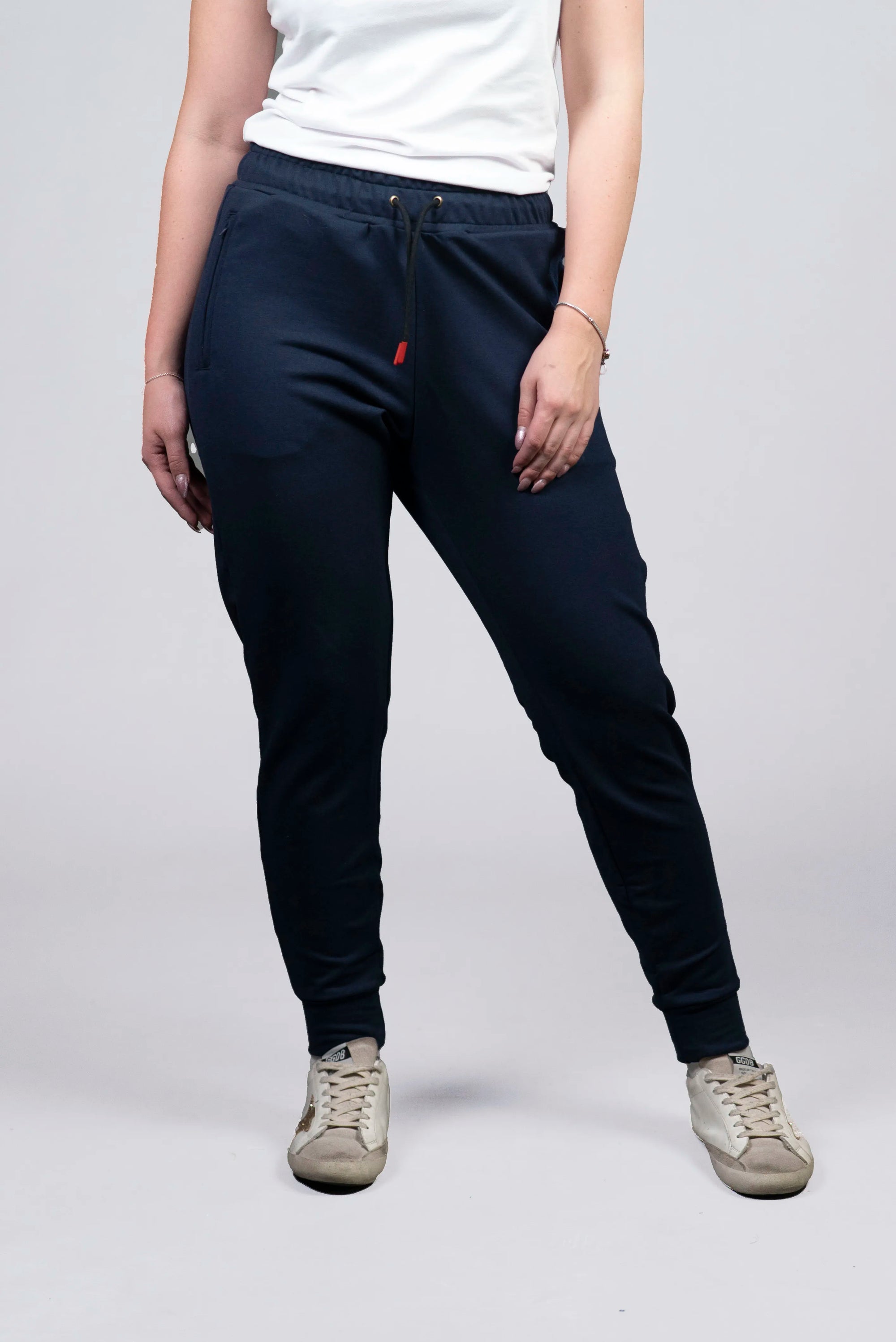 Jogger Azul Marino con Detalles en Rojo (Mujer)