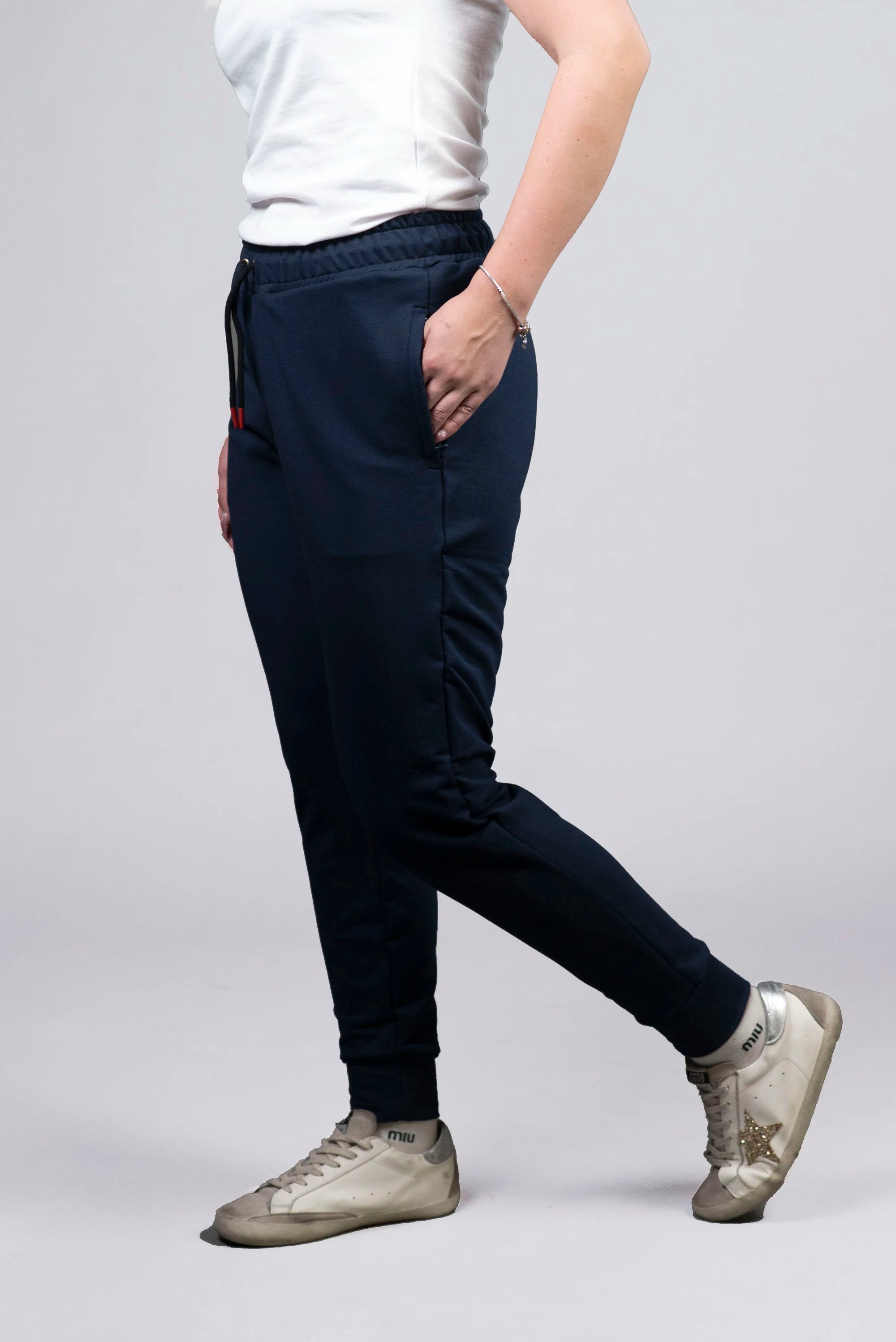 Jogger Azul Marino con Detalles en Rojo (Mujer)