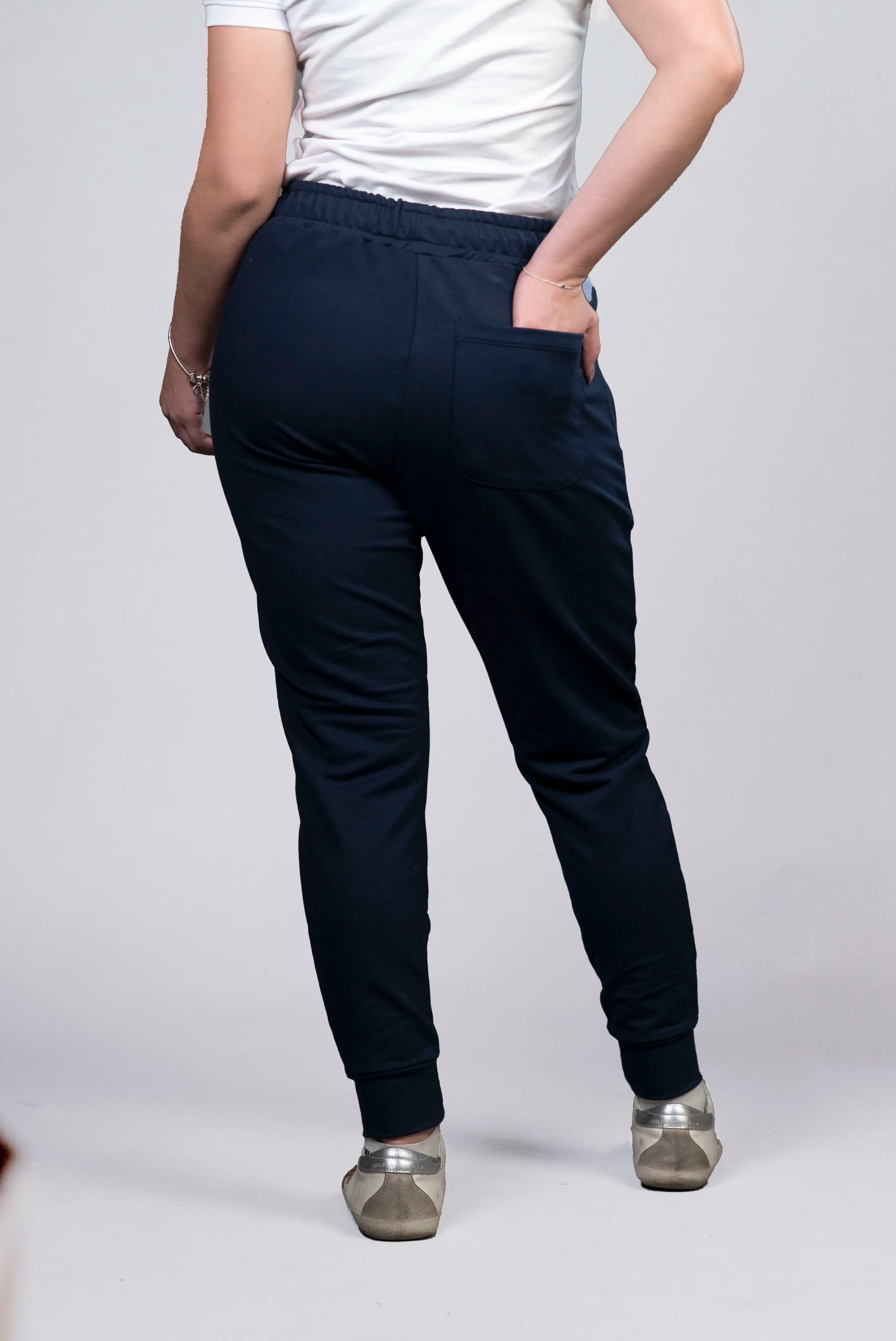 Jogger Azul Marino con Detalles en Rojo (Mujer)