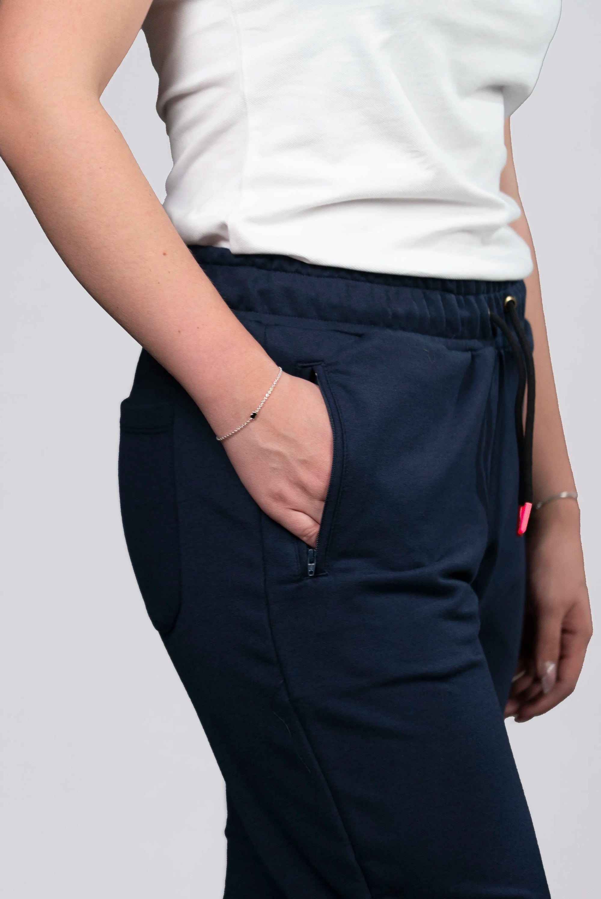 Jogger Azul Marino con Detalles en Rojo (Mujer)