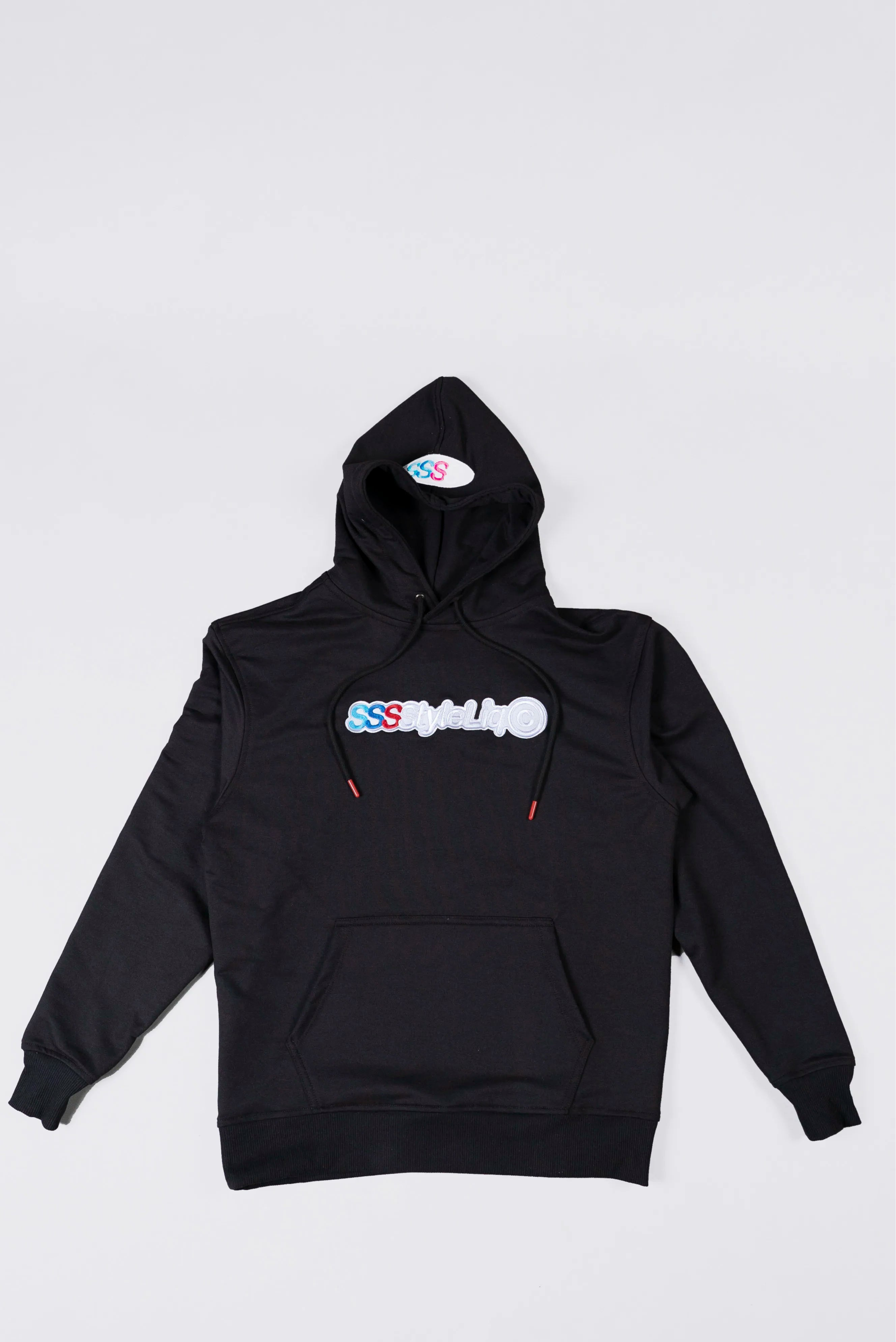 Hoodie Negro con Estampado y Detalles en Rojo