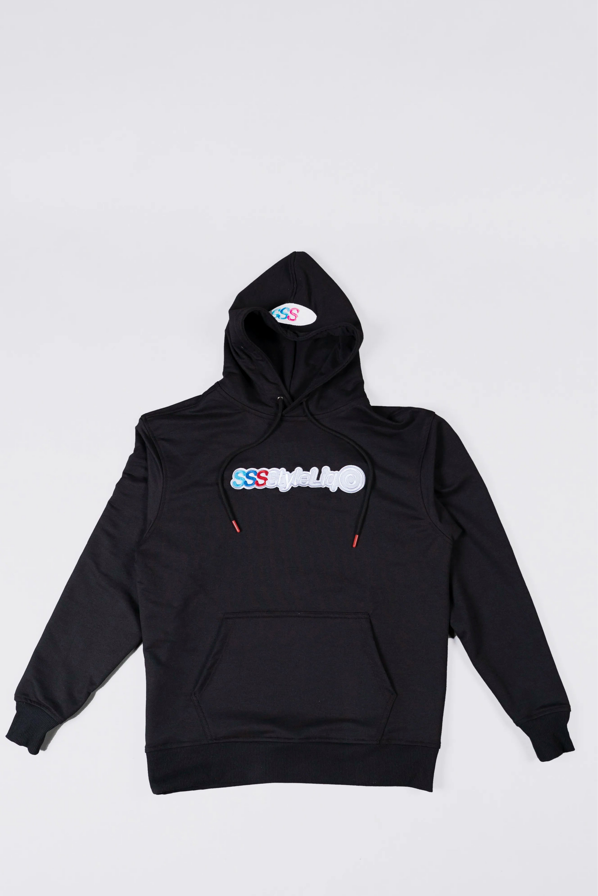 Hoodie Negro con Estampado y Detalles en Rojo