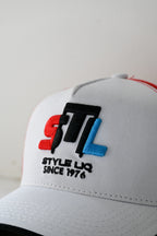 Gorra drill blanca con malla roja: tira trasera ajustable, protección UV 50 contra los rayos dañinos del sol.