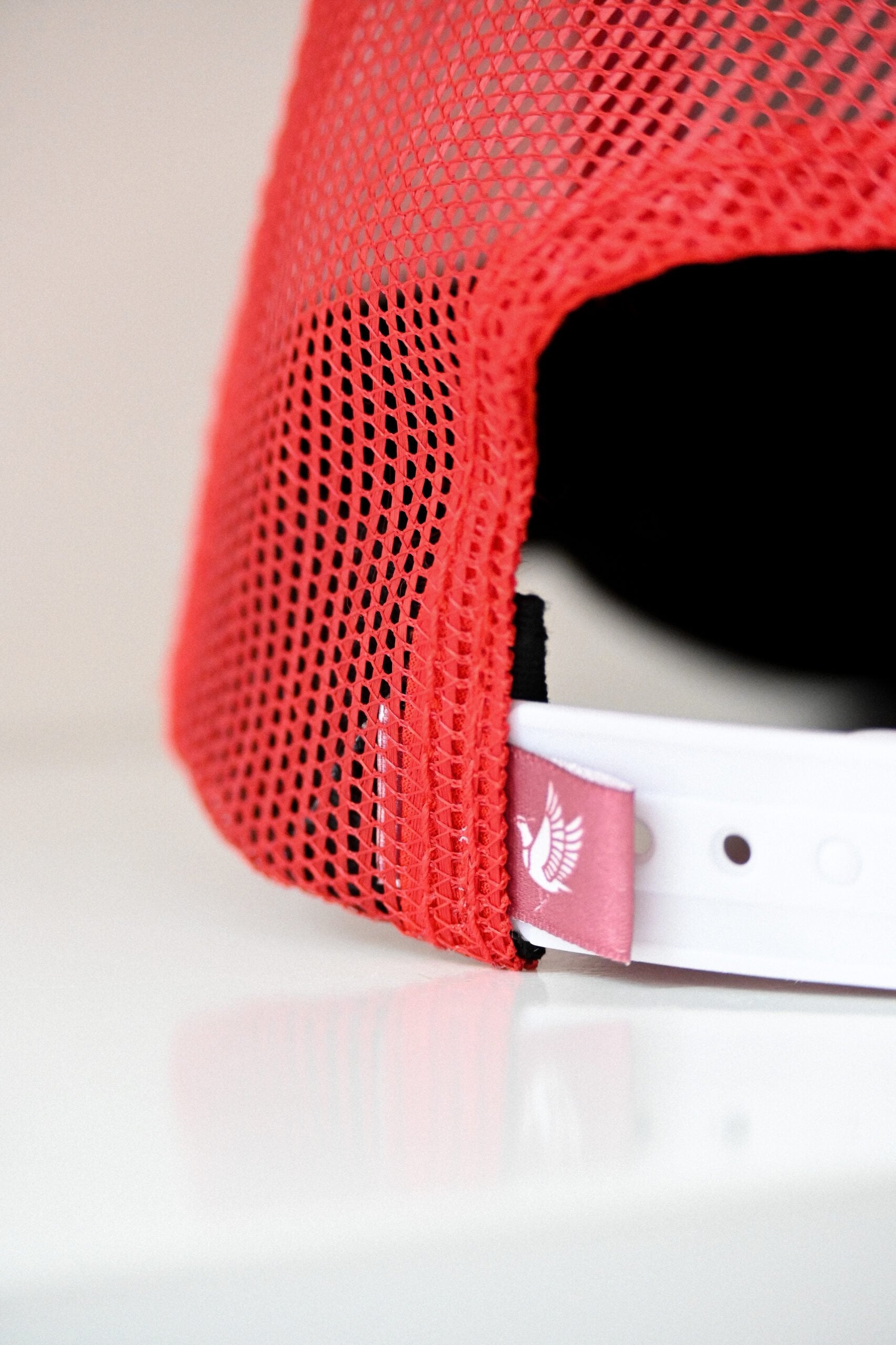 Gorra unisex Drill color blanca/malla roja
