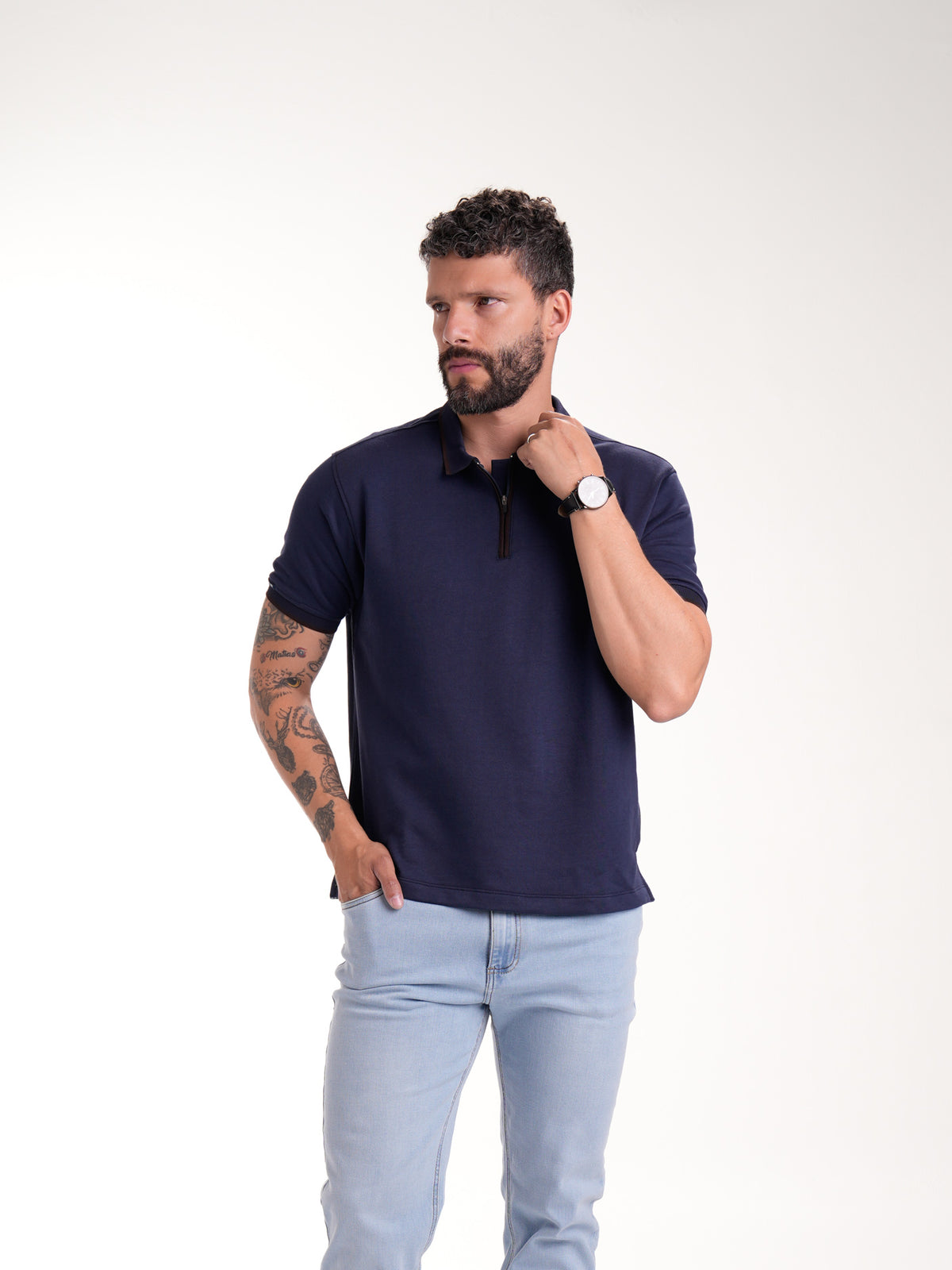Polo Moda Masculino | Azul Oscuro Cremallera Tejida en Rib con Cuello a Tono y Línea Café, vista 3