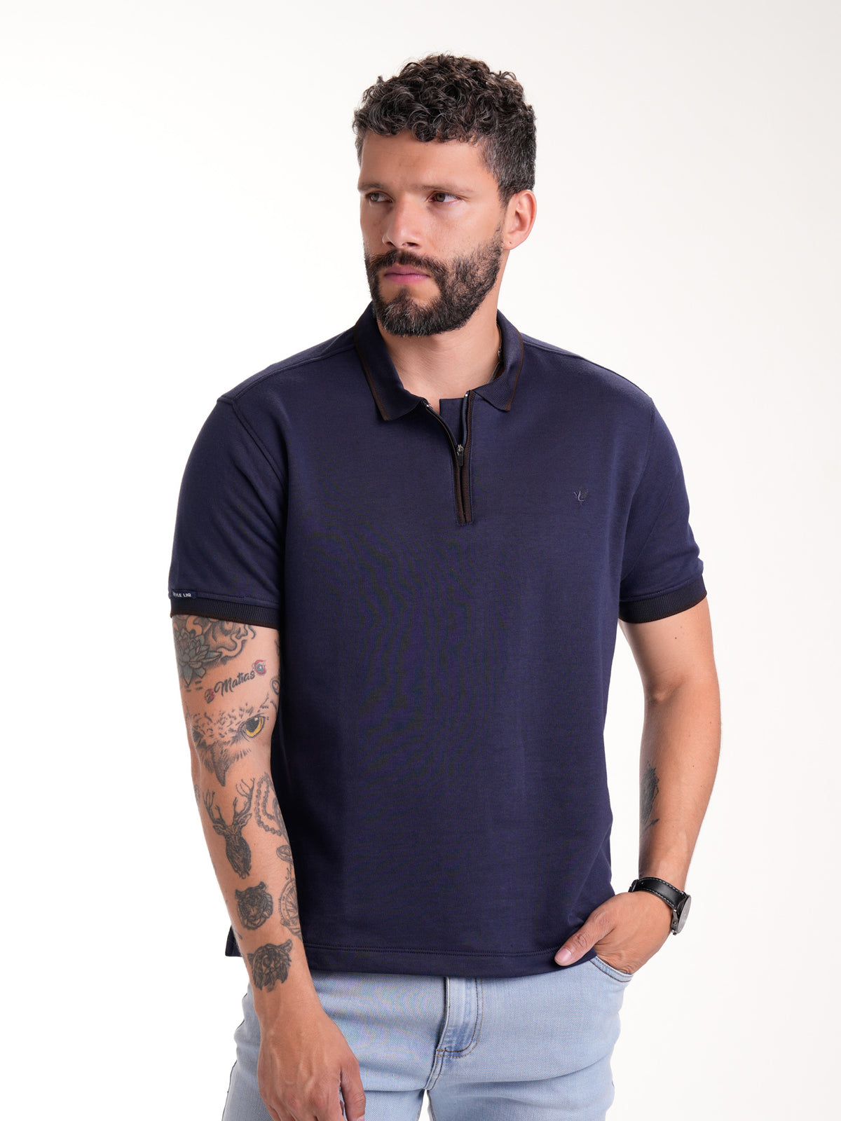 Polo Moda Masculino | Azul Oscuro Cremallera Tejida en Rib con Cuello a Tono y Línea Café, vista 5
