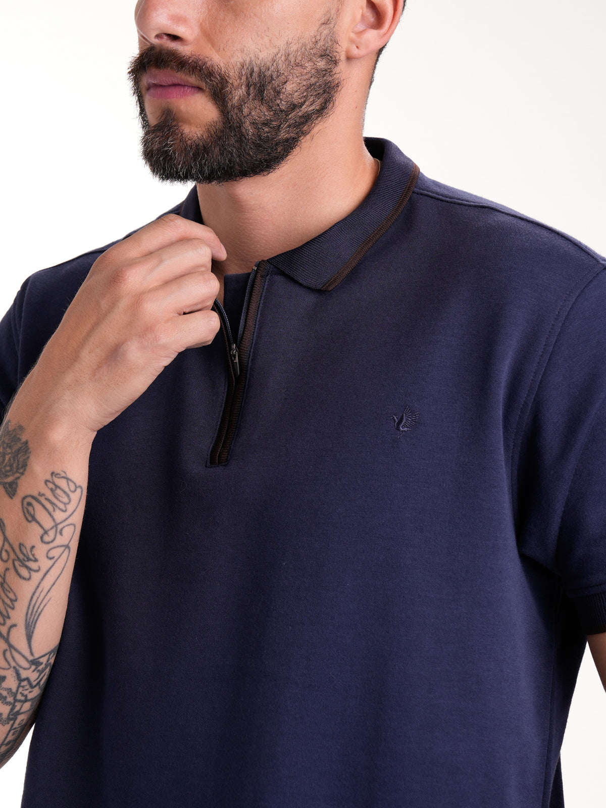Polo Moda Masculino | Azul Oscuro Cremallera Tejida en Rib con Cuello a Tono y Línea Café, vista 7