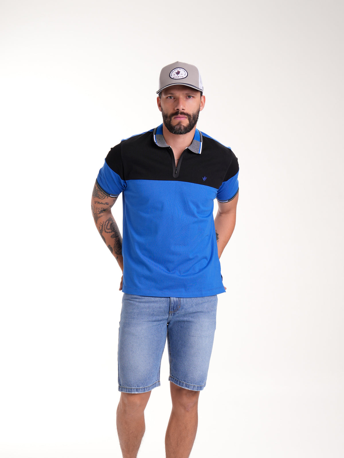 Gorra Unisex | Gris con Visor Azul y Malla Blanca Logo Encerrado en Círculo