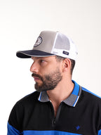 Gorra Unisex | Gris con Visor Azul y Malla Blanca Logo Encerrado en Círculo