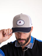 Gorra Unisex | Gris con Visor Azul y Malla Blanca Logo Encerrado en Círculo