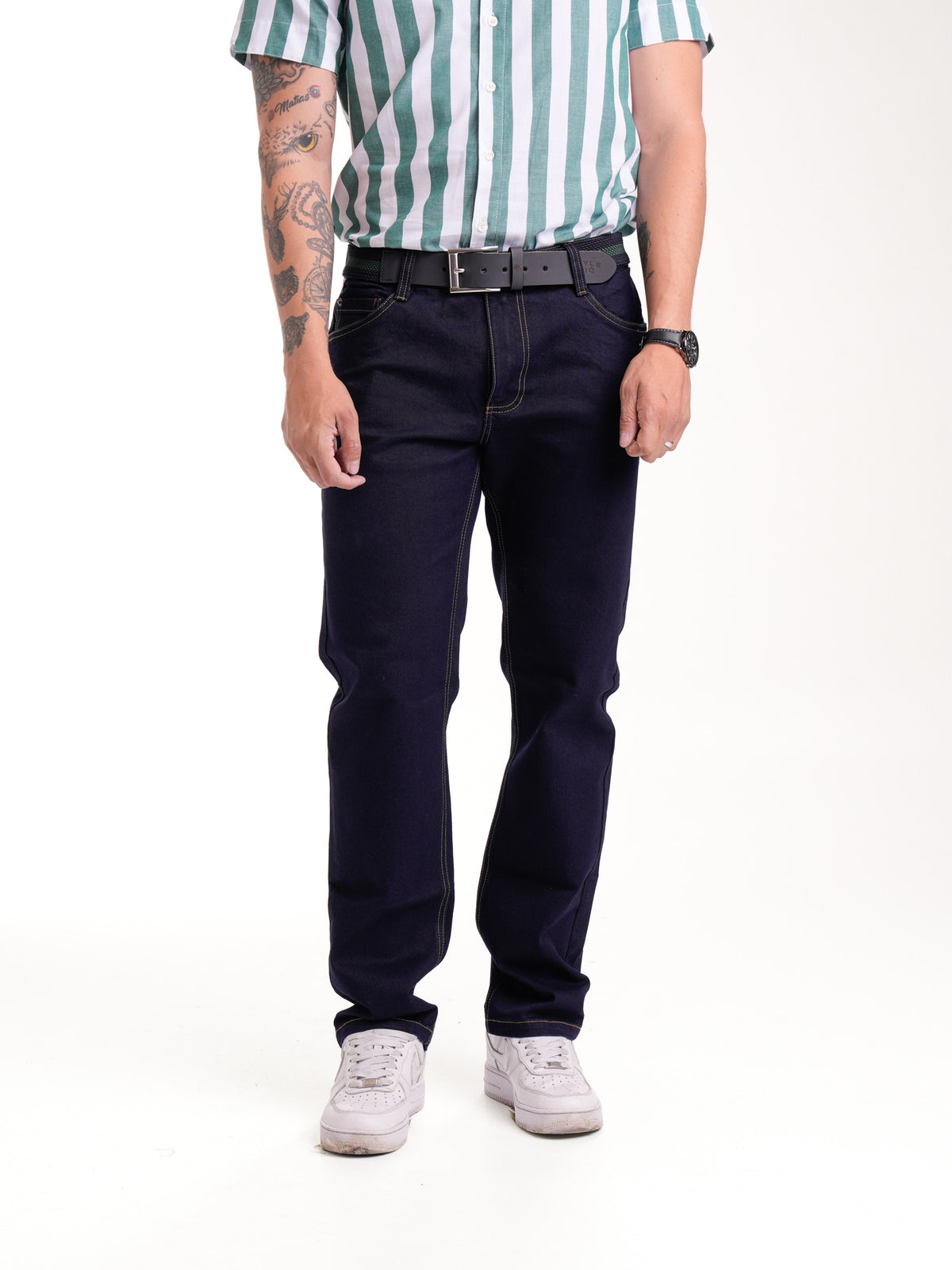 Jean Masculino | Azul Industrial Oscuro Correa Verde y Azul Taches Bolsillo Trasero y Cuero en Vista Derecha