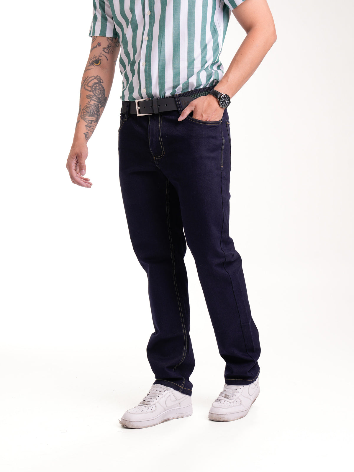 Jean Masculino | Azul Industrial Oscuro Correa Verde y Azul Taches Bolsillo Trasero y Cuero en Vista Derecha