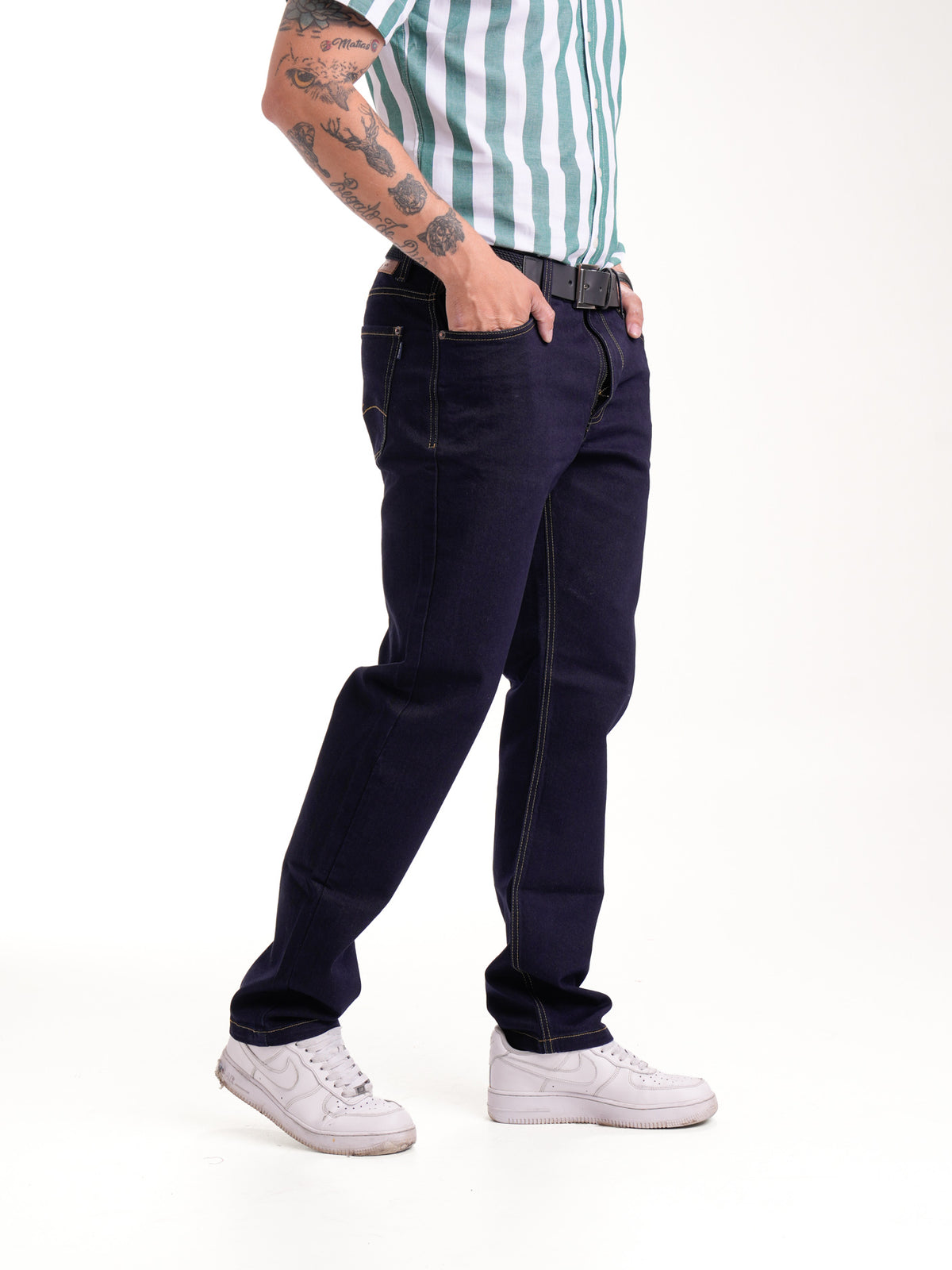 Jean Masculino | Azul Industrial Oscuro Correa Verde y Azul Taches Bolsillo Trasero y Cuero en Vista Derecha