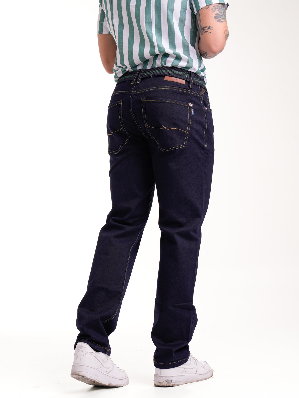 Jean Masculino | Azul Industrial Oscuro Correa Verde y Azul Taches Bolsillo Trasero y Cuero en Vista Derecha