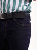 Jean Masculino | Azul Industrial Oscuro Correa Verde y Azul Taches Bolsillo Trasero y Cuero en Vista Derecha