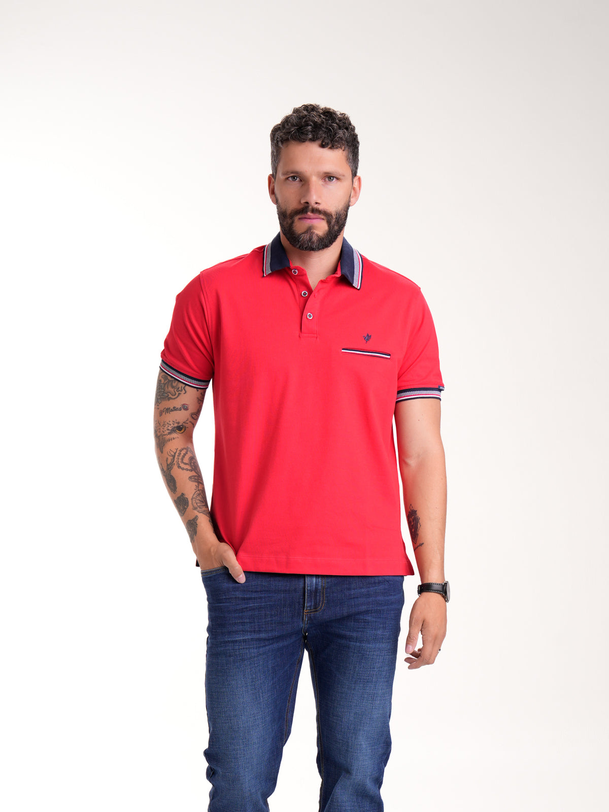 Polo Moda Masculino | Rojo con Cuello Azul Oscuro y Ribete Tricolor — foto 1
