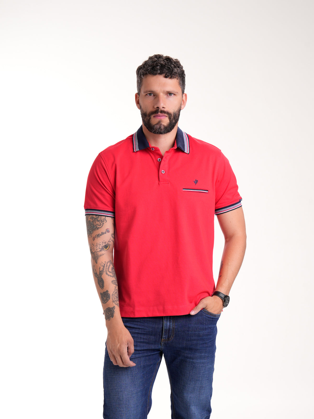 Polo Moda Masculino | Rojo con Cuello Azul Oscuro y Ribete Tricolor — foto 2