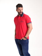 Polo Moda Masculino | Rojo con Cuello Azul Oscuro y Ribete Tricolor — foto 3