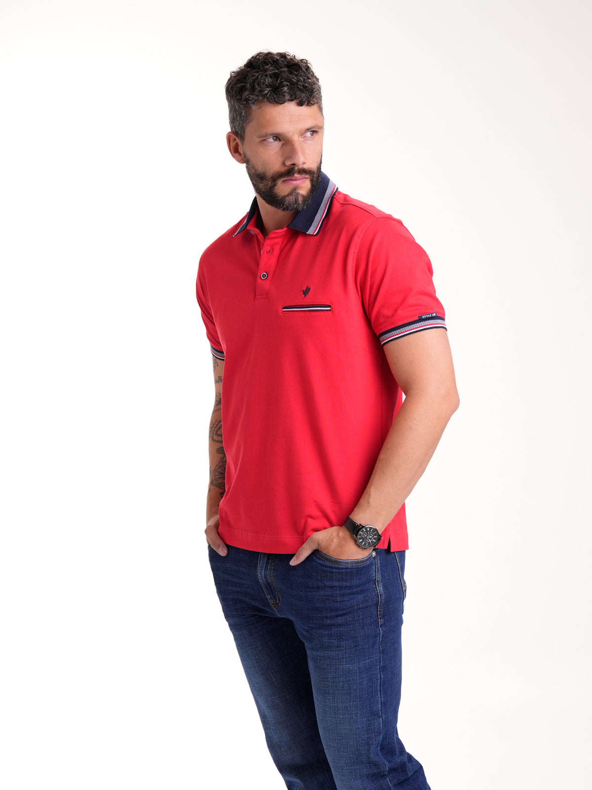 Polo Moda Masculino | Rojo con Cuello Azul Oscuro y Ribete Tricolor — foto 3