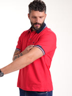 Polo Moda Masculino | Rojo con Cuello Azul Oscuro y Ribete Tricolor — foto 4