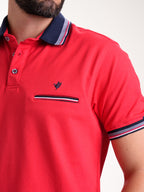 Polo Moda Masculino | Rojo con Cuello Azul Oscuro y Ribete Tricolor — foto 5