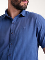 Camisa Masculina Manga Corta | Azul Medio Botónes Azules Oscuros — foto 4