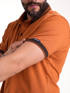 Polo Moda Masculino | Terracota con Cuello Café y Ribete — foto 5