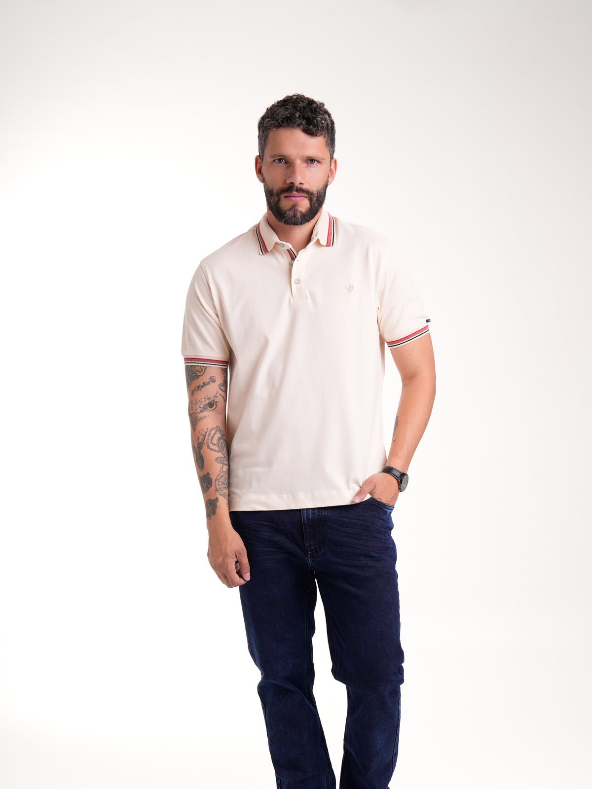 Polo Moda Masculino | Beige con Cuello a Tono y Franja Roja con Negro