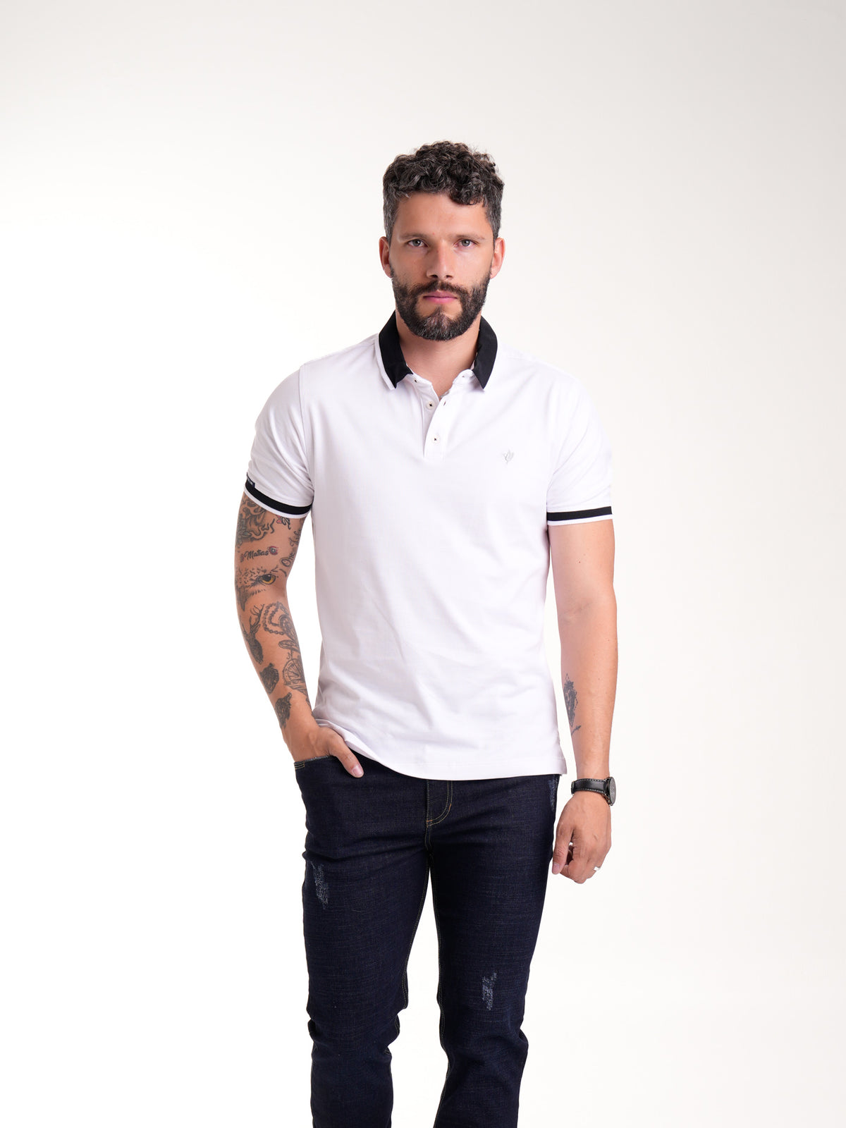 Polo Moda Masculino | Blanco con Cuello Negro y Línea Blanca, vista 1
