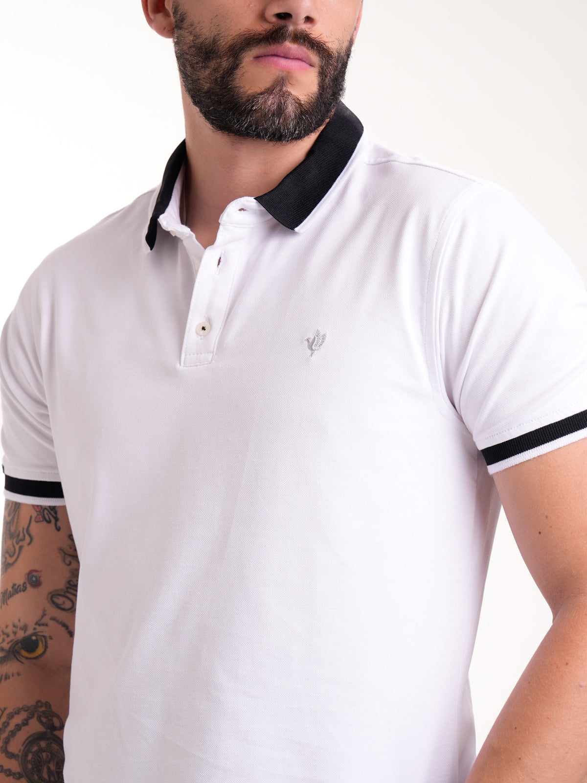 Polo Moda Masculino | Blanco con Cuello Negro y Línea Blanca, vista 4