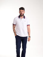 Polo Moda Masculino | Blanco con Cuello Azul Oscuro y Líneas Rojas