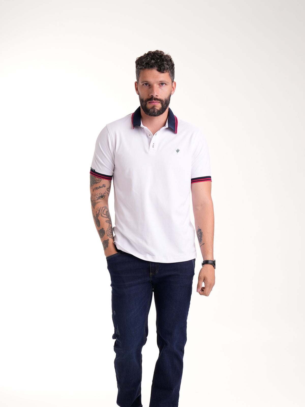 Polo Moda Masculino | Blanco con Cuello Azul Oscuro y Líneas Rojas