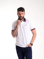 Polo Moda Masculino | Blanco con Cuello Azul Oscuro y Líneas Rojas