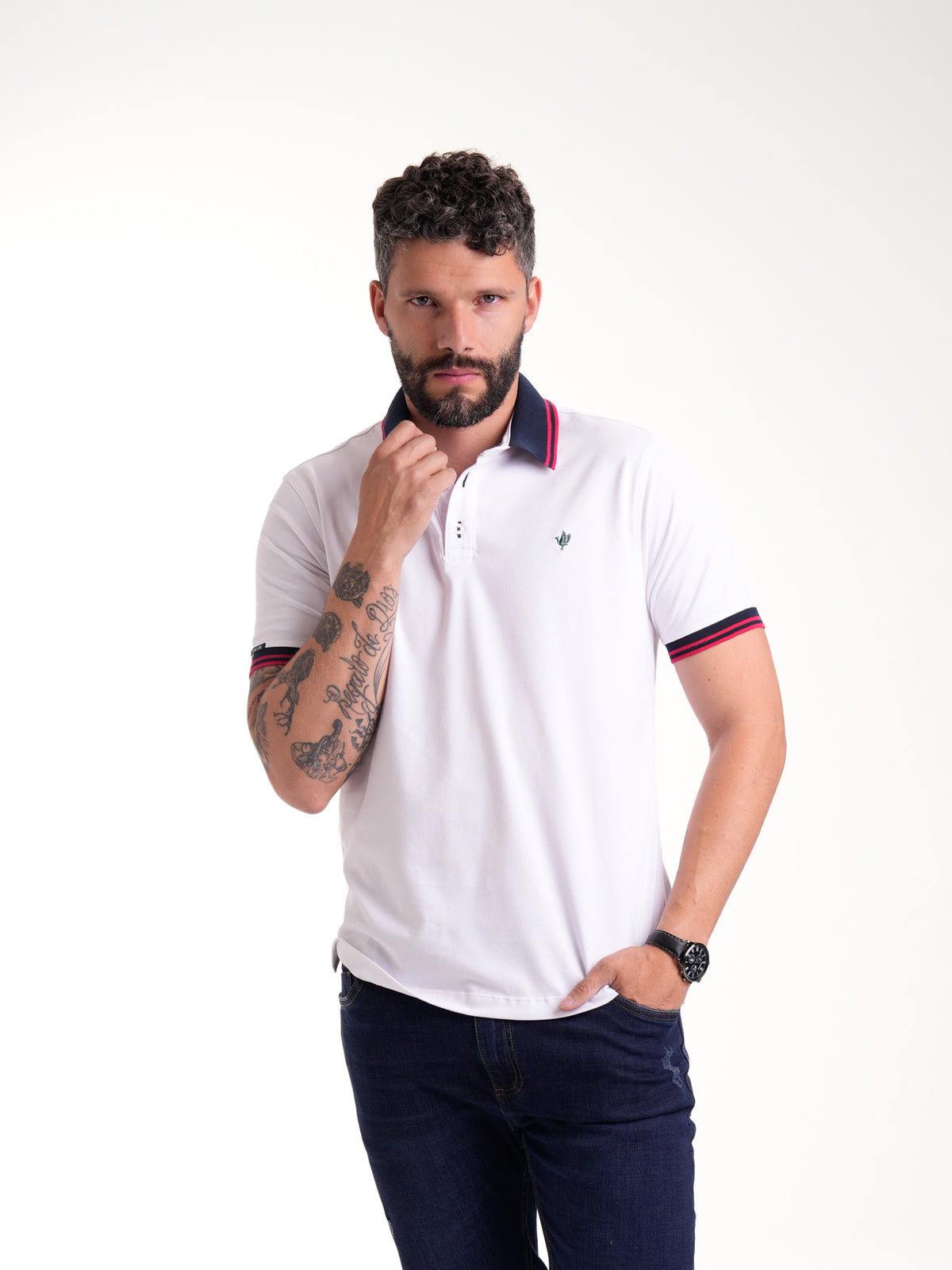 Polo Moda Masculino | Blanco con Cuello Azul Oscuro y Líneas Rojas