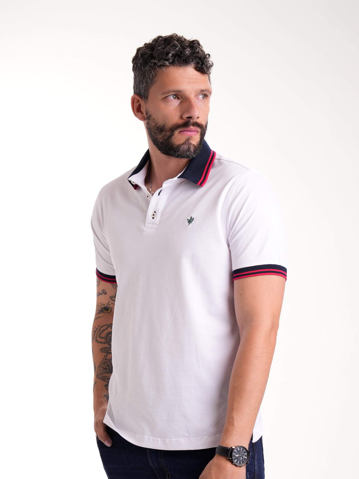 Polo Moda Masculino | Blanco con Cuello Azul Oscuro y Líneas Rojas