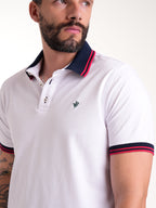 Polo Moda Masculino | Blanco con Cuello Azul Oscuro y Líneas Rojas