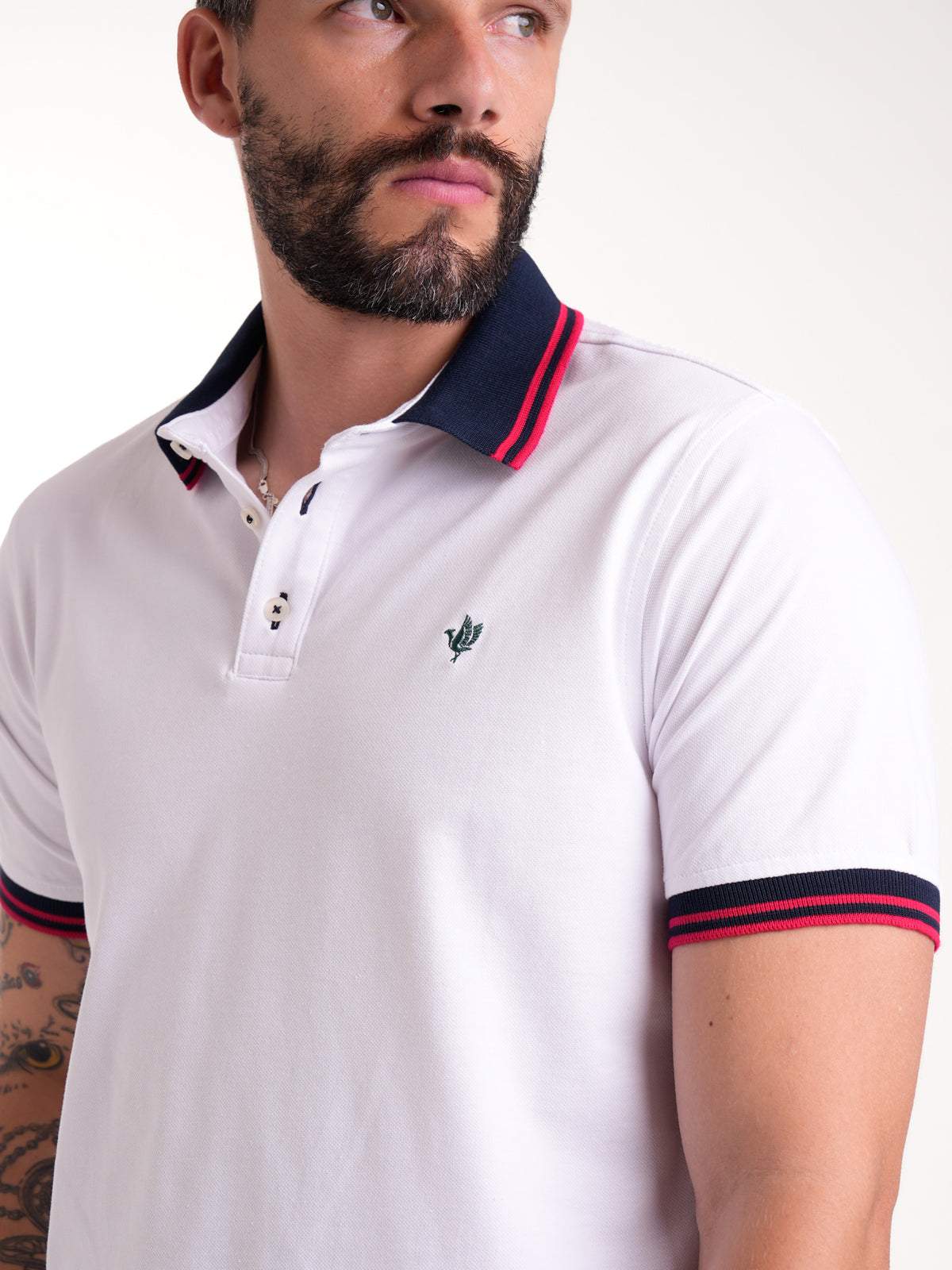 Polo Moda Masculino | Blanco con Cuello Azul Oscuro y Líneas Rojas