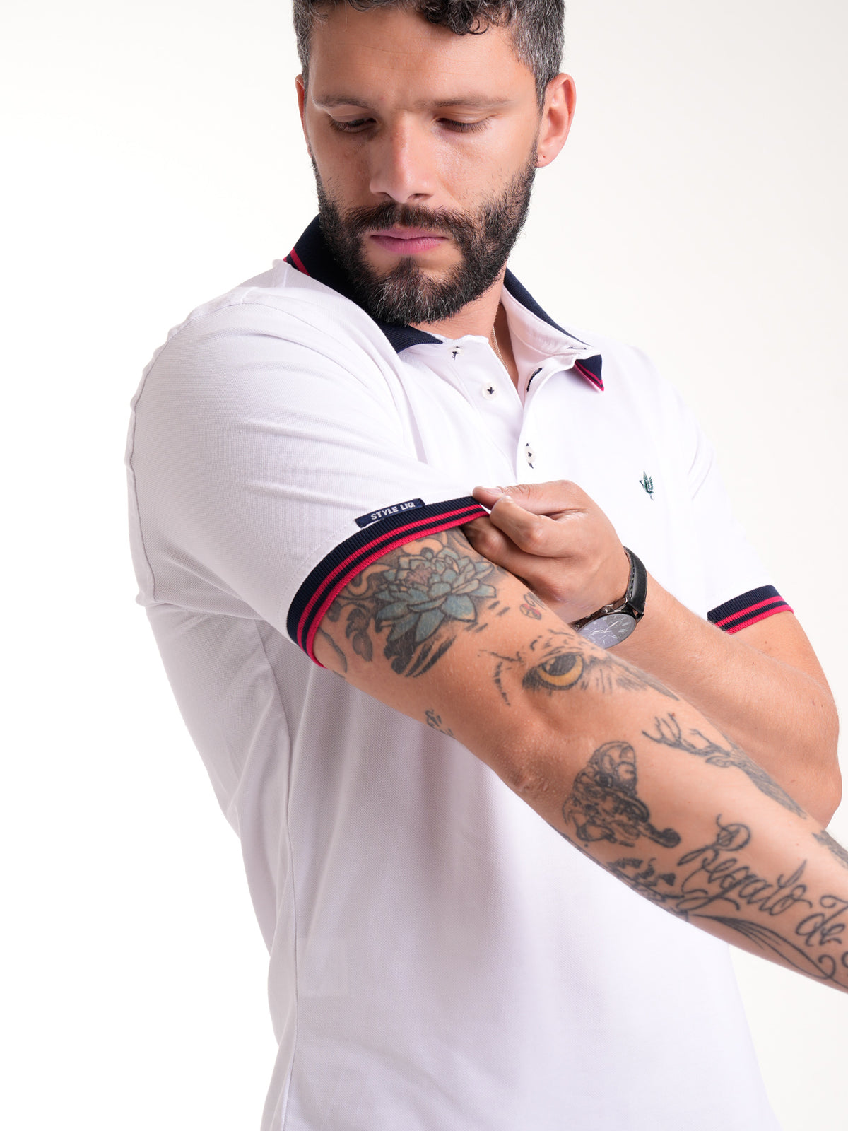 Polo Moda Masculino | Blanco con Cuello Azul Oscuro y Líneas Rojas