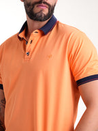 Polo Moda Masculino | Naranja con Cuello Azul Oscuro Línea Roja — foto 4