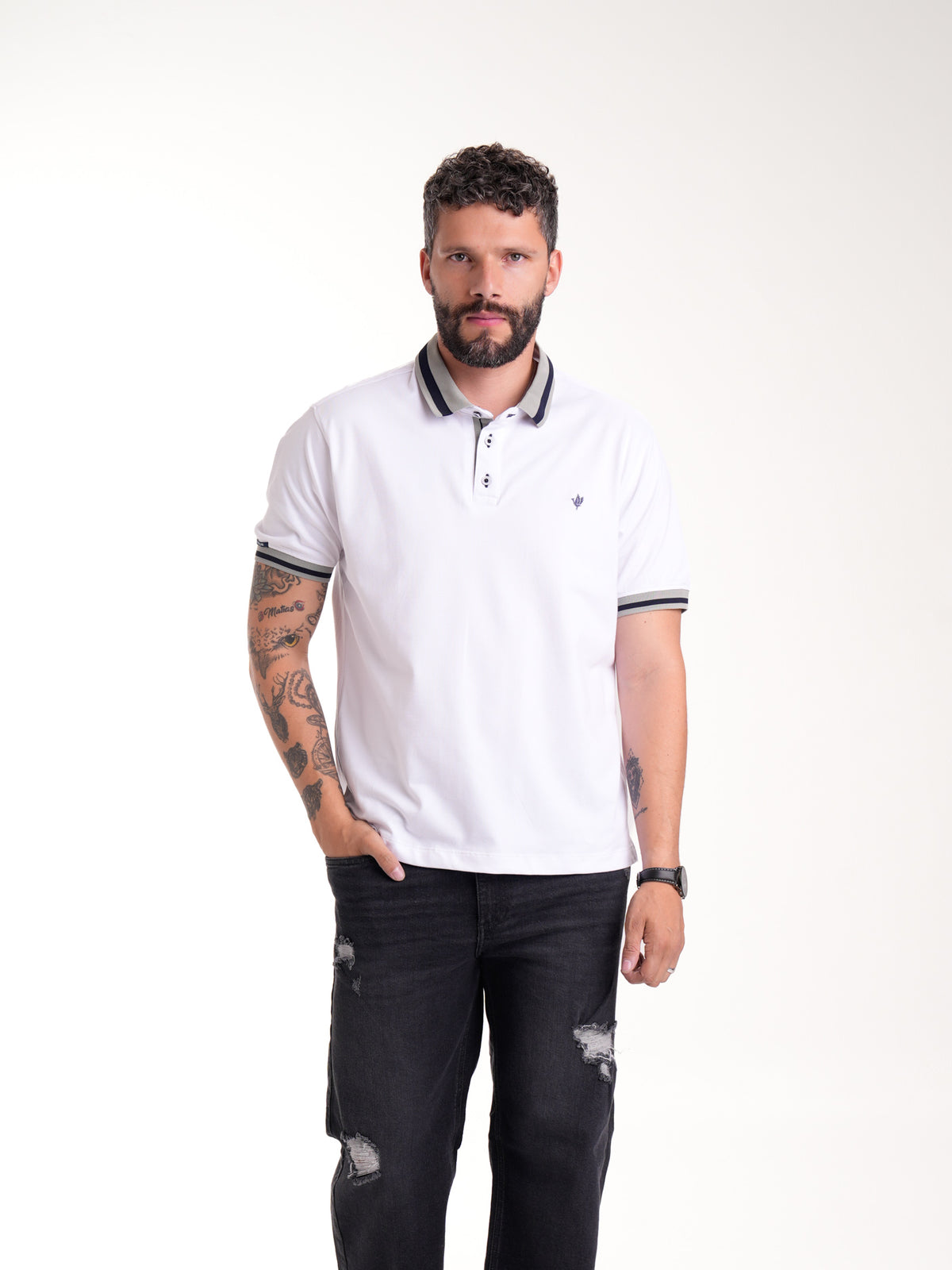 Polo Moda Masculino | Blanco con Cuello Gris y Franja Azul Oscura — foto 1