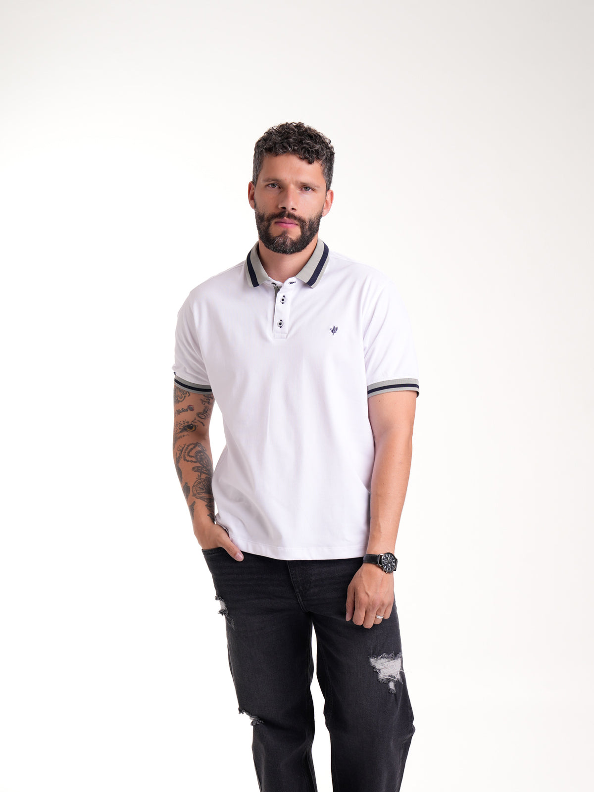 Polo Moda Masculino | Blanco con Cuello Gris y Franja Azul Oscura — foto 2