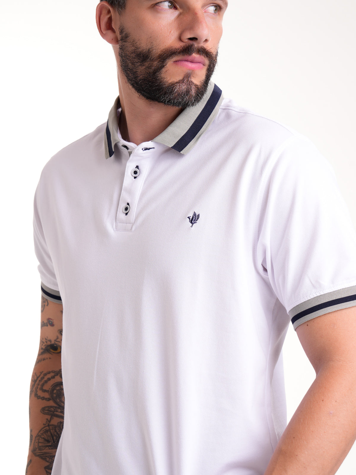Polo Moda Masculino | Blanco con Cuello Gris y Franja Azul Oscura — foto 6