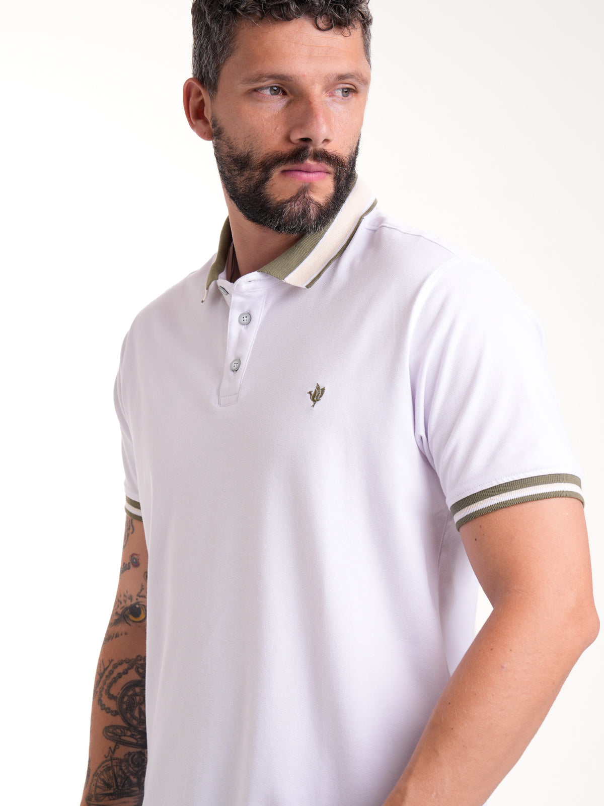 Polo Moda Masculino | Blanco con Cuello Verde Oliva y Beige