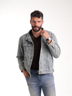 Chaqueta Masculina | Denim Azul Claro Botones Bronce Verdoso y Placa en el Bolsillo Izquierdo — foto 2